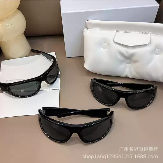 New Collaboration Sunglasses for Women Jennie Trendy Cool Futuristic Sunglasses for Men with Curved Lenses Blogger Recommendation 003