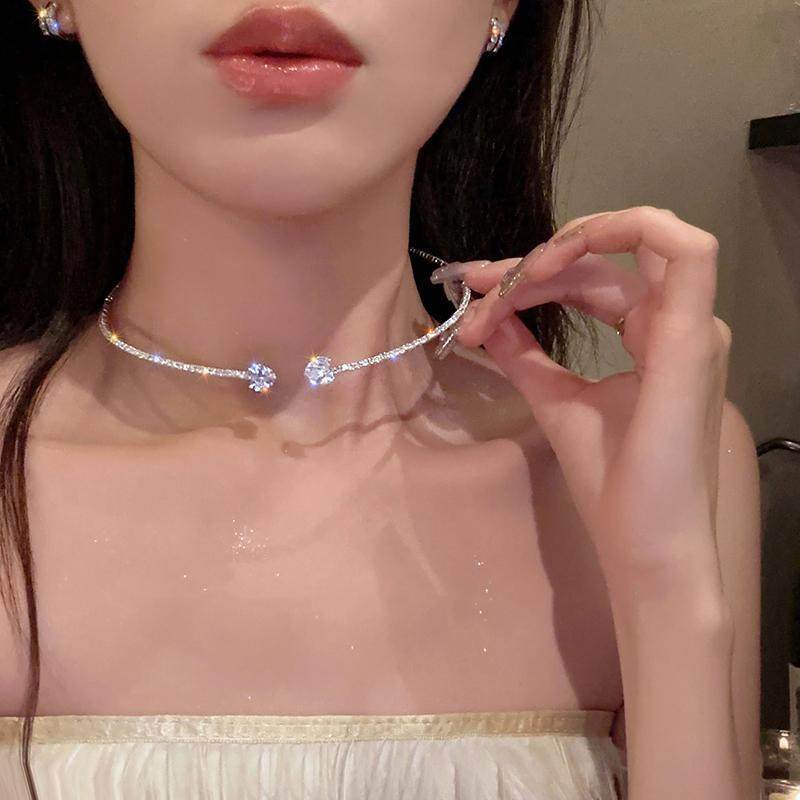 Popular Fashionable, Exquisite and Simple Choker, Accessible Luxury Rhinestone Heart Collar, European and American Elegant, Versatile and Shiny