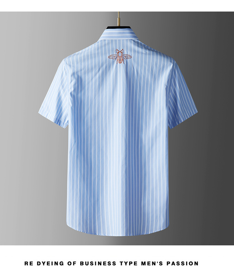 Áo sơ mi nam ngắn tay kẻ sọc xanh trắng cotton thêu ong sau lưng dáng ôm — Màu xanh lam nhạt