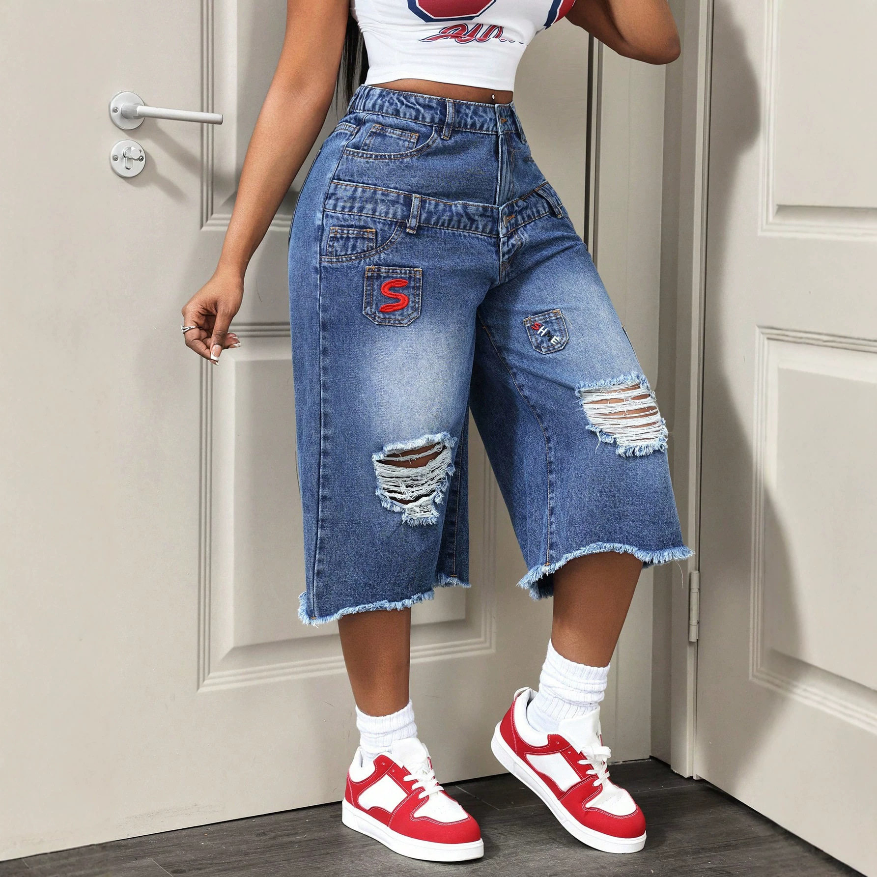 Casual Distressed Denim Capris for Women Summer Style Frayed Hem Comfortable Fit Ready to Ship Low MOQ