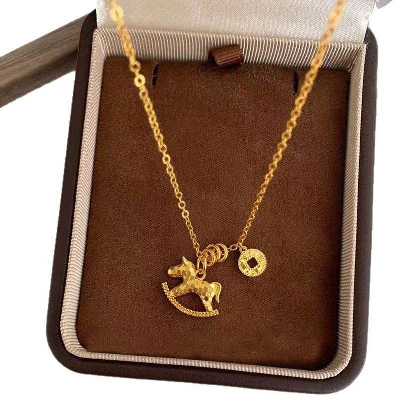 Get Rich Immediately, Sand Gold, Sparkling Crushed Ice, Golden Trojan Horse Necklace, Pony Copper Coin Bracelet, Stacked High-End Clavicle Chain