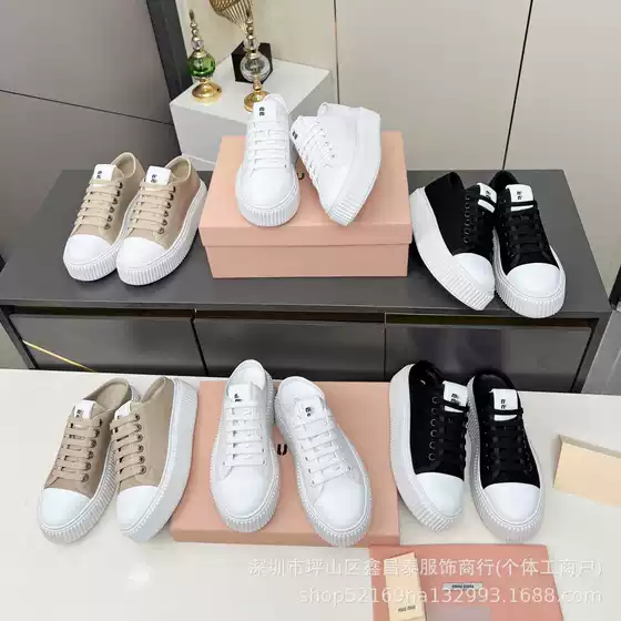 Retro-style, height-increasing, thick-soled canvas sneakers, a classic design with a round toe, laces, and a platform sole, perfect for casual wear