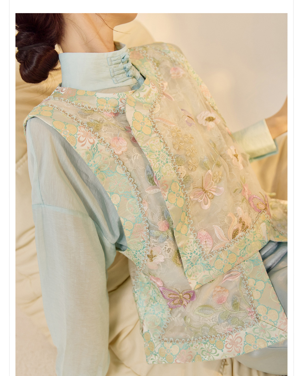 Áo gile nữ dáng vest cổ tròn thêu họa tiết hoa — màu xanh nhạt