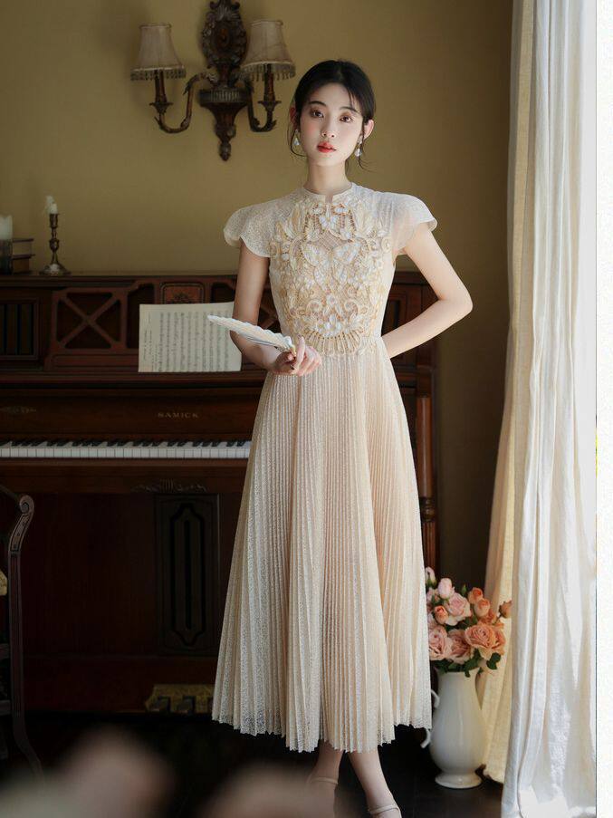 Váy liền thân Nữ Tay Ngắn Thêu Họa Tiết, Thiết Kế Xếp Ly Dáng Dài Màu Be