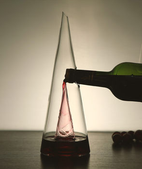 Wholesale ins small waist pyramid wine decanter household filter waterfall wine glass wine separator