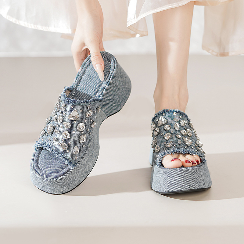 Dép sandal nữ quai ngang đế xuồng gót dốc 9cm đính đá phối denim — Màu đen, Xanh denim