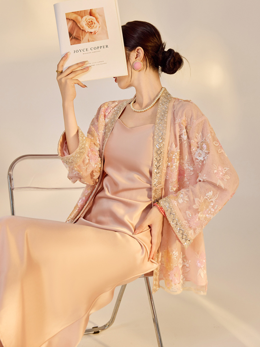 Áo khoác nữ dáng ngắn thêu đính hạt cúc một hàng cổ chữ V — Màu hồng