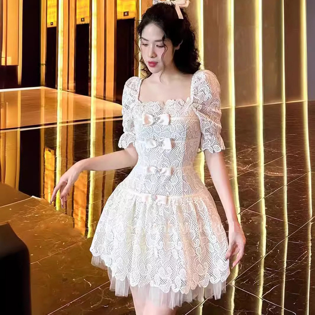 Đầm maxi nữ thắt eo cổ vuông ren hoa tay ngắn — Trắng