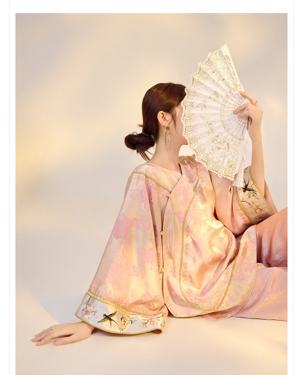Áo sơ mi nữ dài tay dáng rộng họa tiết hoa nổi chất liệu rayon pha polyester — Củ sen hồng (giao hàng trong 7 ngày), Hoa sen hồng (tóc cùng ngày)