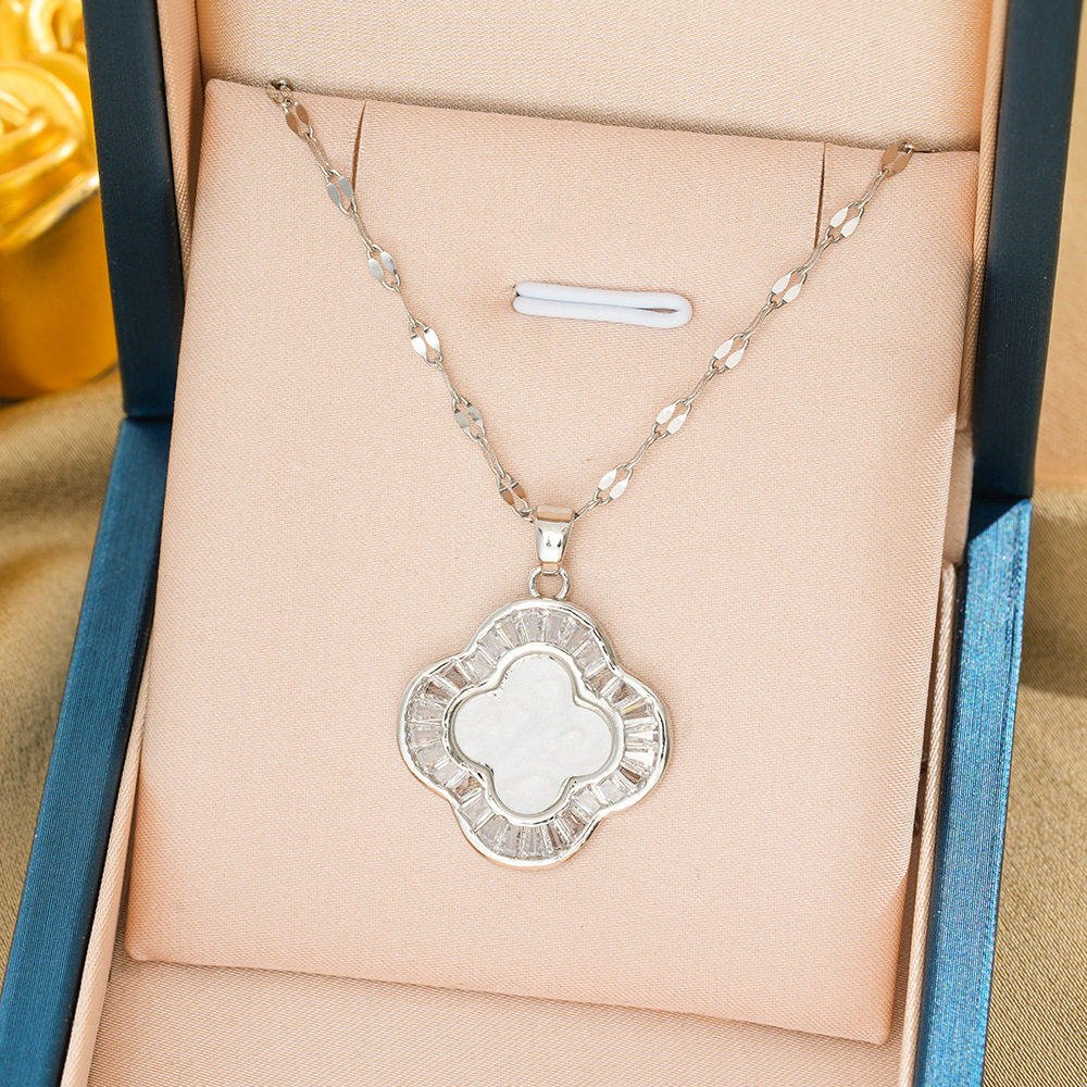 209 四つ葉のクローバー ネックレス シルバーホワイト