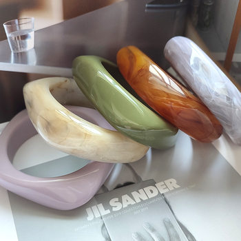 European and American style large Li Shi pattern dazzle exaggerated acrylic bracelet shaped French wide personality square bracelet cross-border