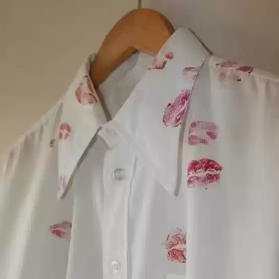 European and American Style Personalized Red Lip Print White Casual Loose Shirt with Four-Corner Outer Stitching, Unisex Trendy Jacket