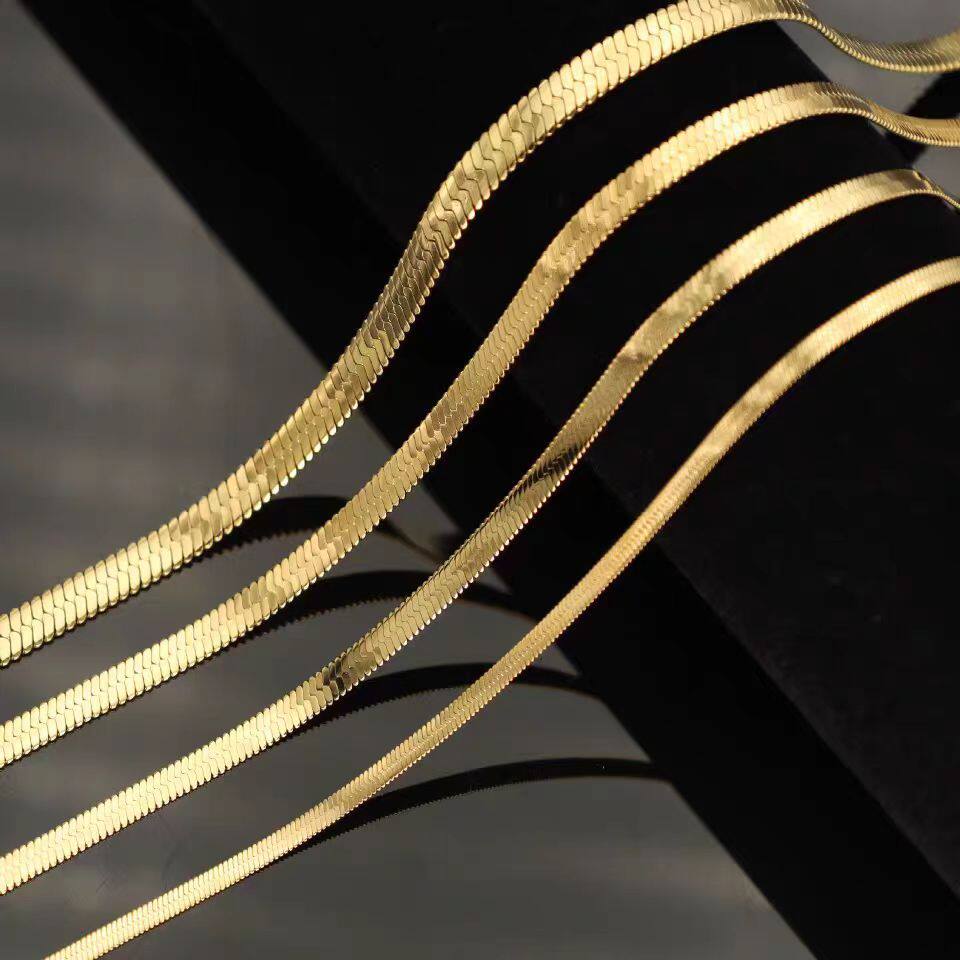Cross-border European and American titanium steel blade chain flat snake bone chain hip hop stainless steel vacuum gold plated men's necklace clavicle chain