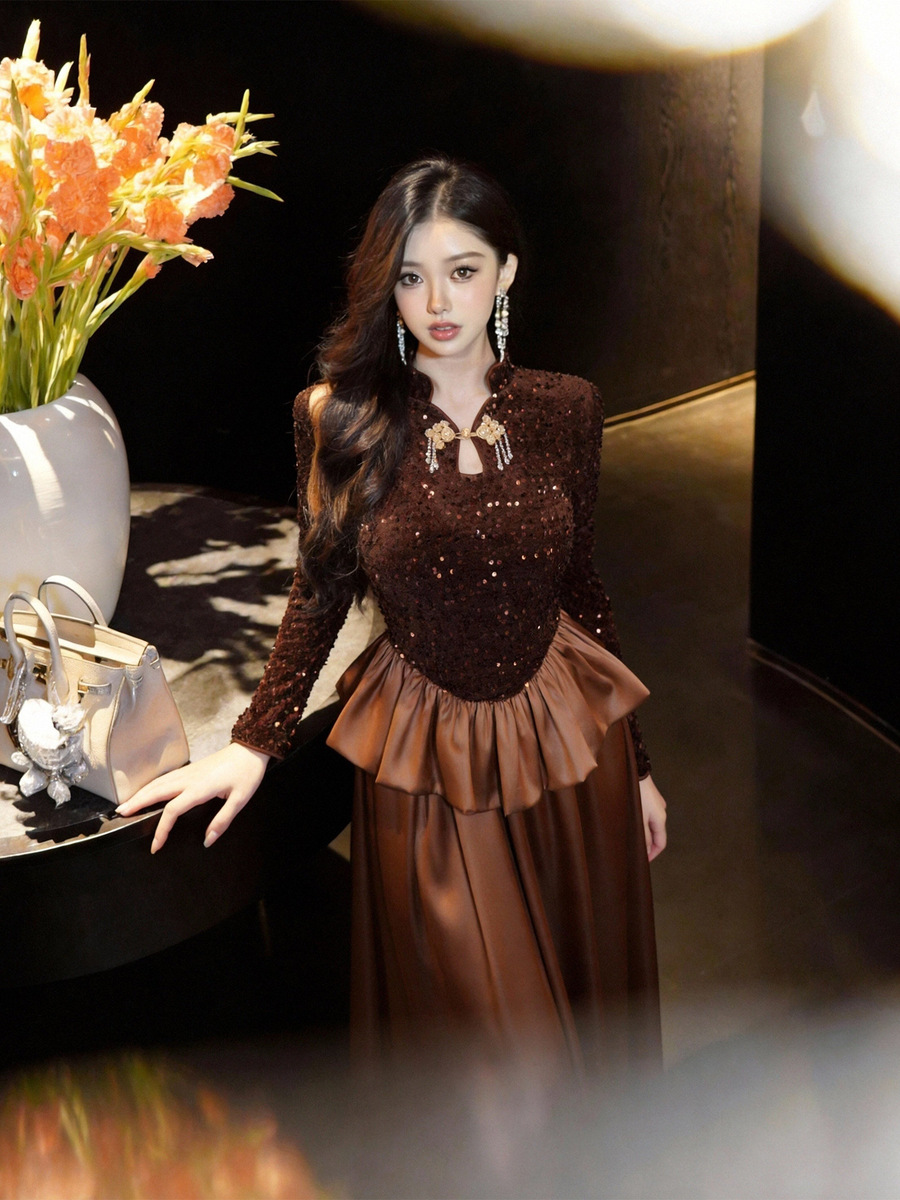 Đầm nữ dài tay dáng chữ A thắt eo phối sequin — Màu nâu cà phê