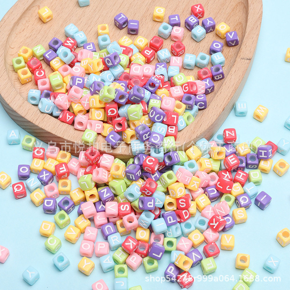ลูกปัดอะคริลิกสีมาการองแบบ DIY ลูกปัดตัวอักษรภาษาอังกฤษ อุปกรณ์เจาะรู สร้อยข้อมือหลากสี เครื่องประดับลูกปัด