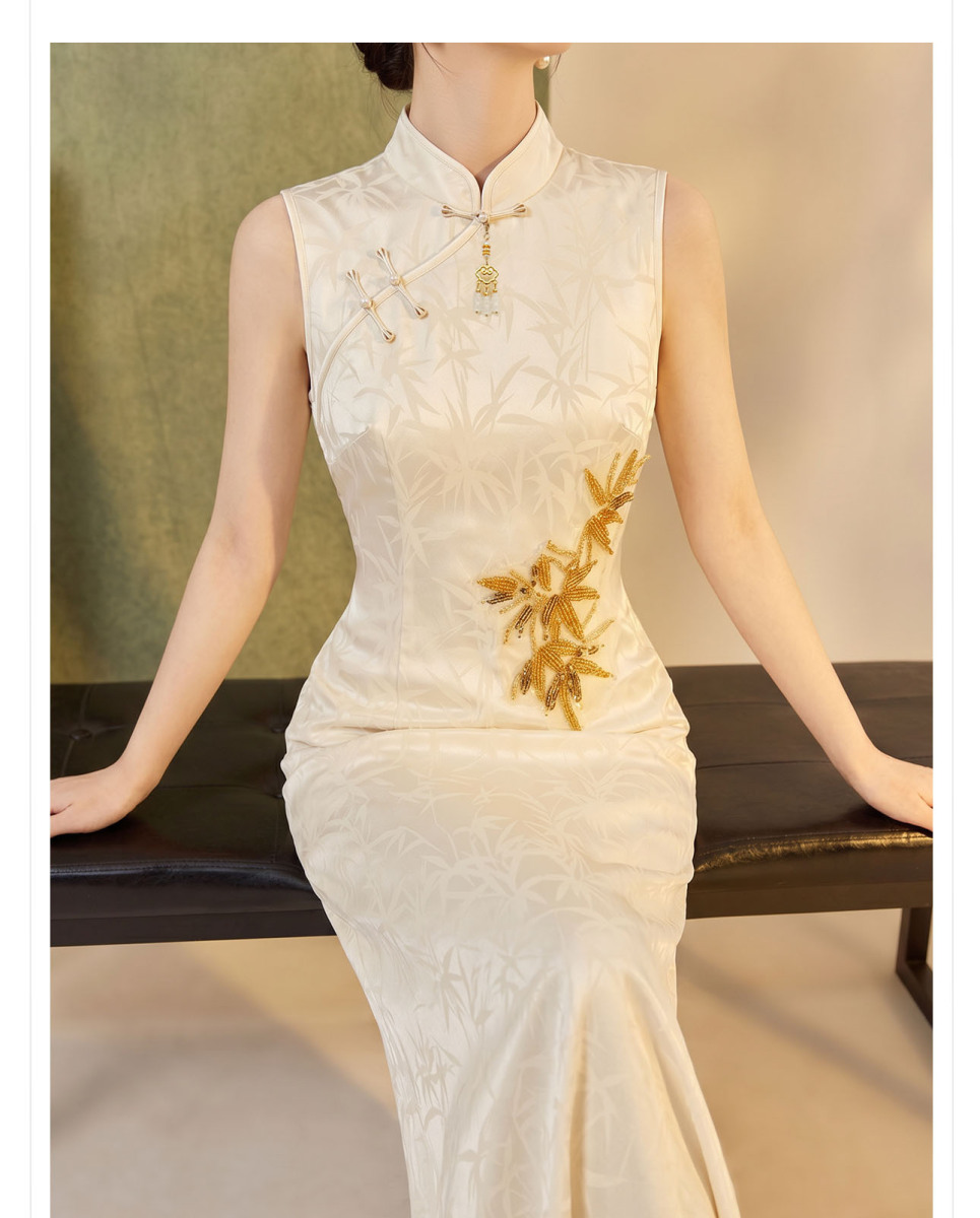 Đầm dài dáng ôm cổ đứng họa tiết hoa vải jacquard — Màu be