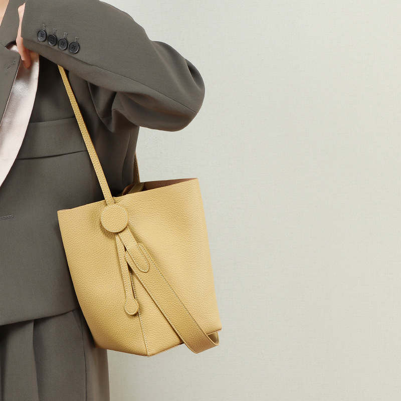 Bags Advanced Sense Fashion Shoulder Bucket Package wild Tottenham Oblique Satchel Light Extravagant 2022High capacity Genuine l 包包高级感时尚单肩水桶包百搭托特斜挎包轻奢2022大容量真皮女包 Bags Advanced Sense Fashion Shoulder Bucket Package wild Tottenham Oblique Satchel Light Extravagant 2022High capacity Genuine leather Handbags 