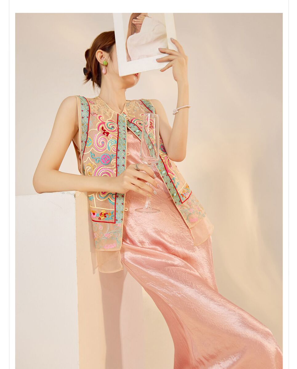 Áo vest nữ cổ tròn một hàng cúc thêu hoa lụa tơ tằm — Màu đen