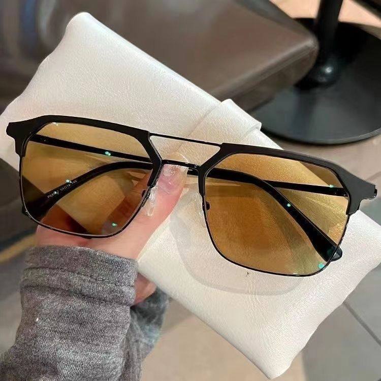 Photochromic Myopia Glasses Trendy Stylish Frame Ultra-Light Finished Prescription Anti-Blue Light Gray Tea Color Change