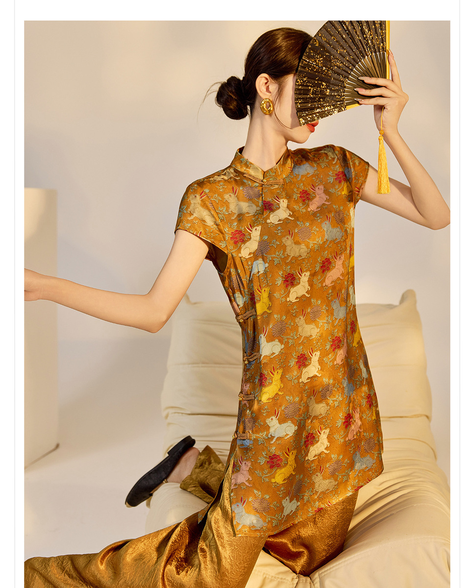 Đầm chữ A nữ cổ đứng thêu họa tiết cao cấp dáng suông — Màu caramel, Màu đỏ san hô