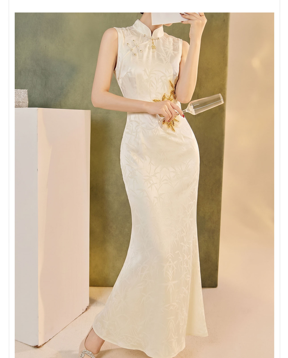 Đầm dài dáng ôm cổ đứng họa tiết hoa vải jacquard — Màu be