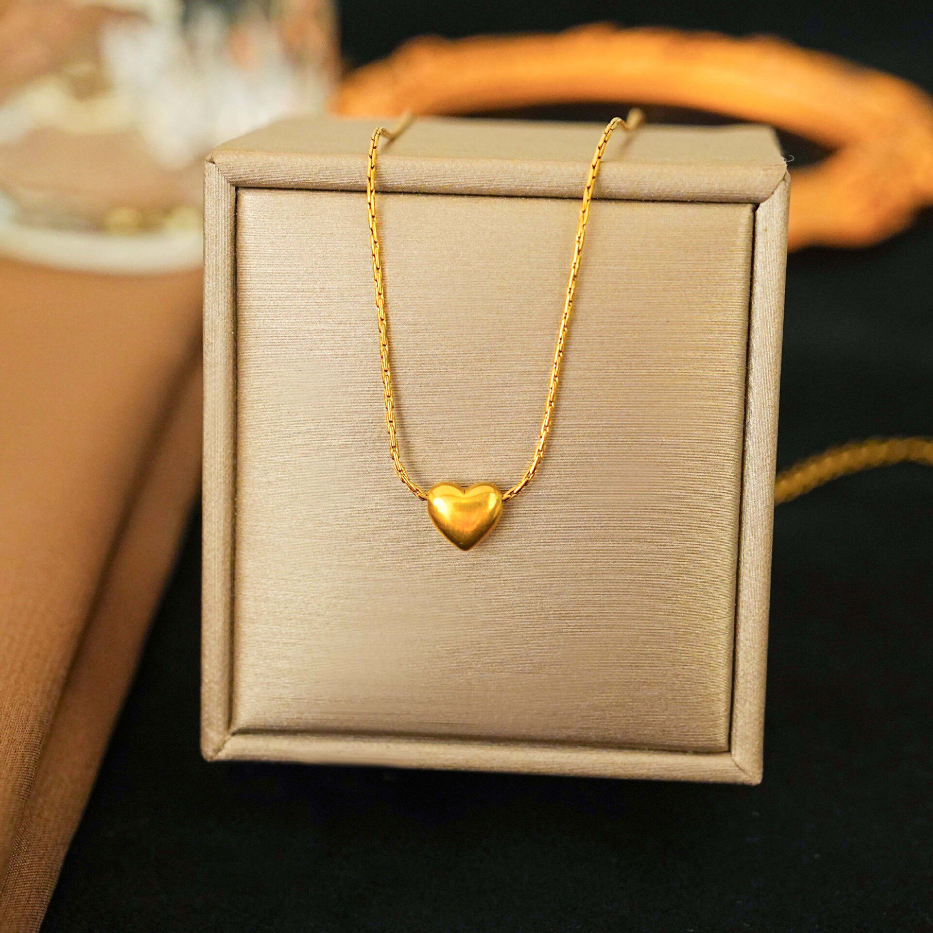 Cross-Border Hot-Selling Titanium Steel Love Pendant Necklace for Women, Light Luxury, Fashionable Temperament, Versatile Peach Heart Clavicle Chain Jewelry Wholesale