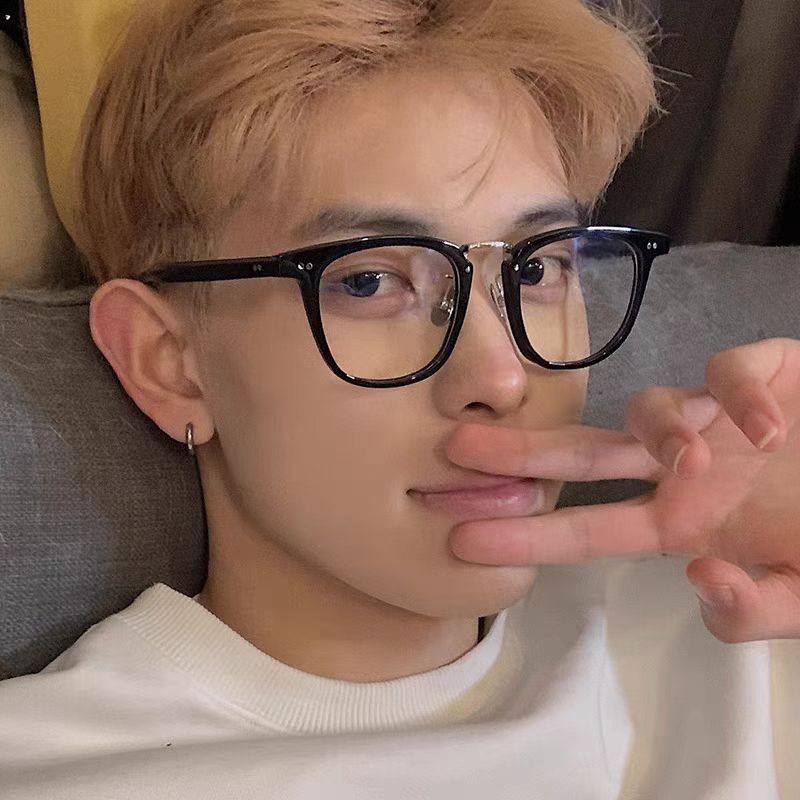 Japanese Pi Shuai pure titanium plate anti-blue light anti-radiation myopia glasses men's black frame with degree can be equipped with flat light eye protection