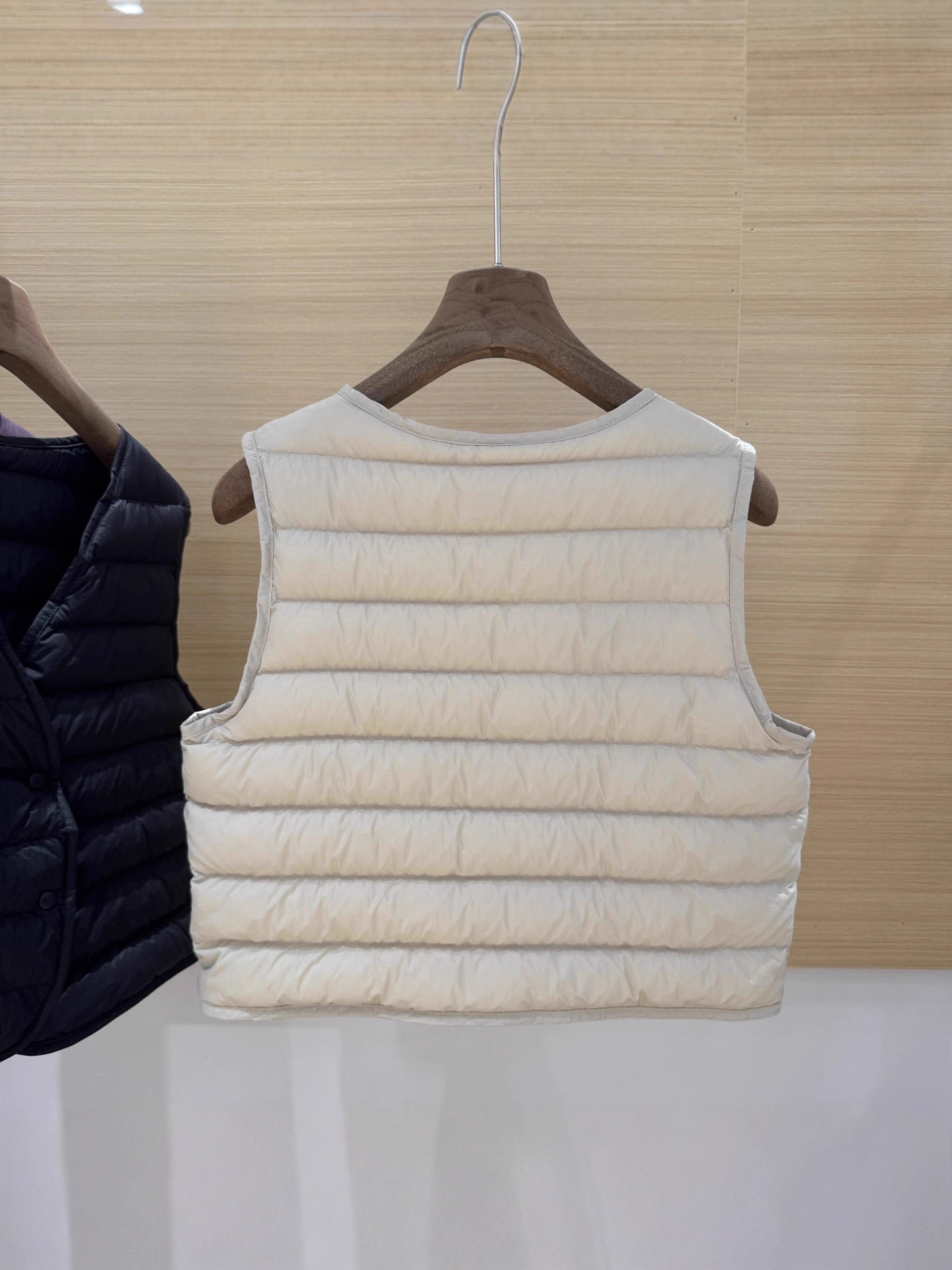 Lightweight V Neck down Vest, Short Women's 2025 Autumn and Winter New Coat with Warm Vest Inside and No Velvet Running Inside