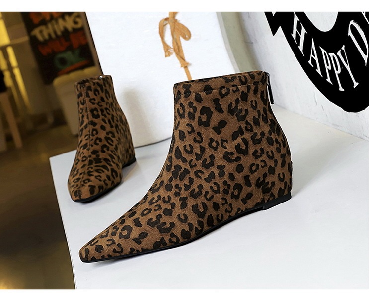 Boot cổ thấp nữ họa tiết da báo gót ẩn tăng chiều cao khóa kéo phía sau — lót đơn in hình báo