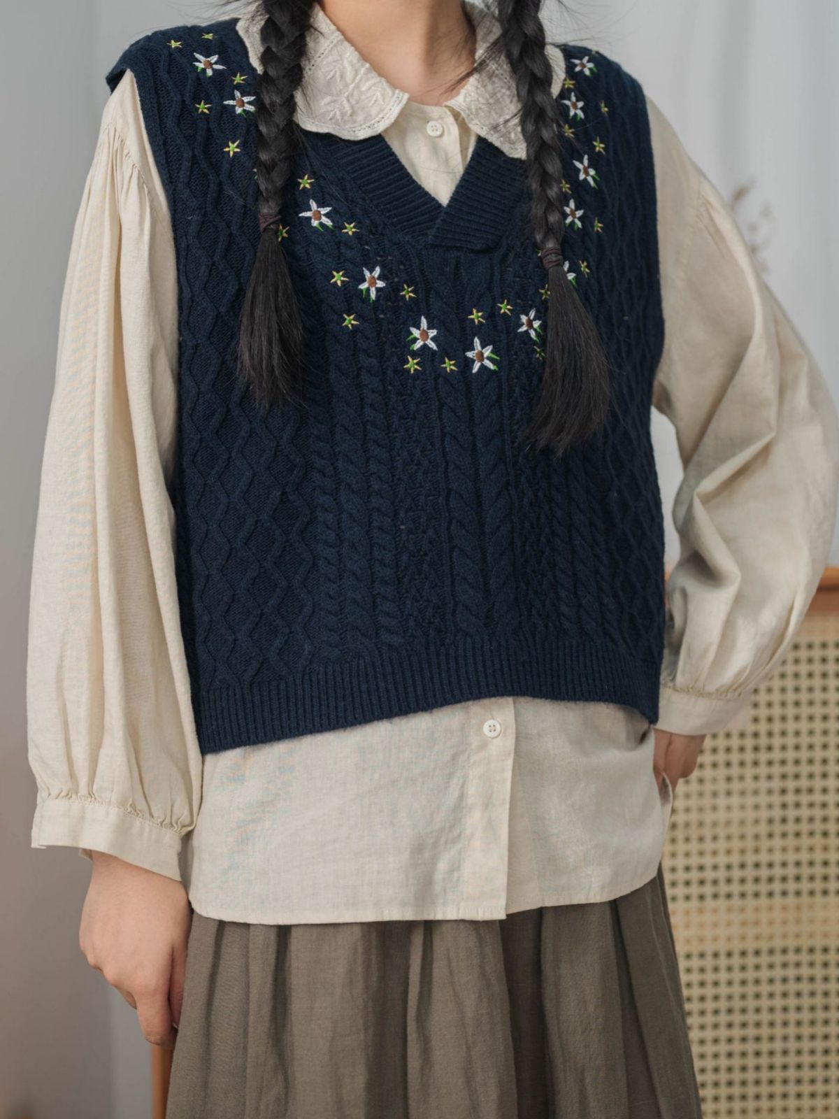 V-Neck Embroidered Knitted Vest for Women, Retro Floral Niche Design Sweater Vest, Fashionable and Versatile