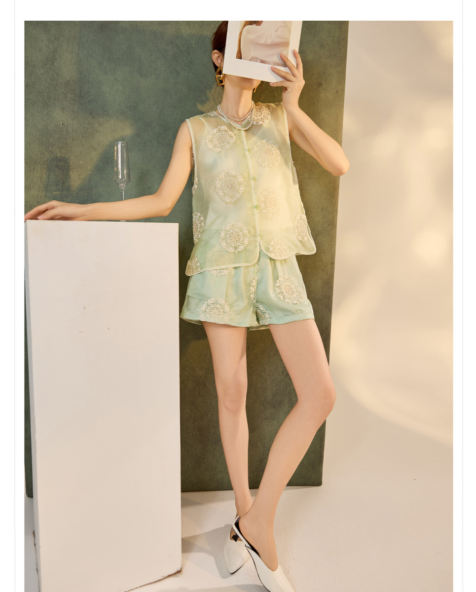 Bộ ba món nữ gồm áo khoác, gile và quần short lụa tơ tằm thêu hoa — Quần short xanh lục nhạt, Gi lê xanh lục nhạt, Áo khoác xanh lục nhạt