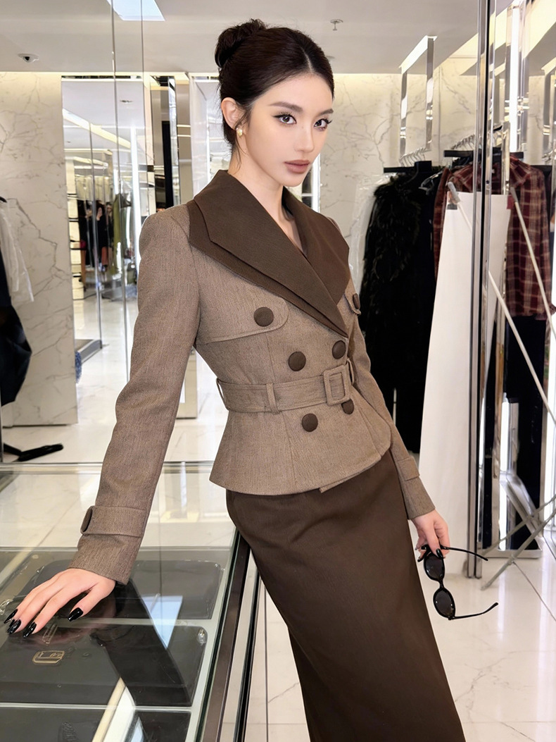 Đầm liền thân cổ vest hai hàng cúc chiết eo ôm dáng — Màu nâu