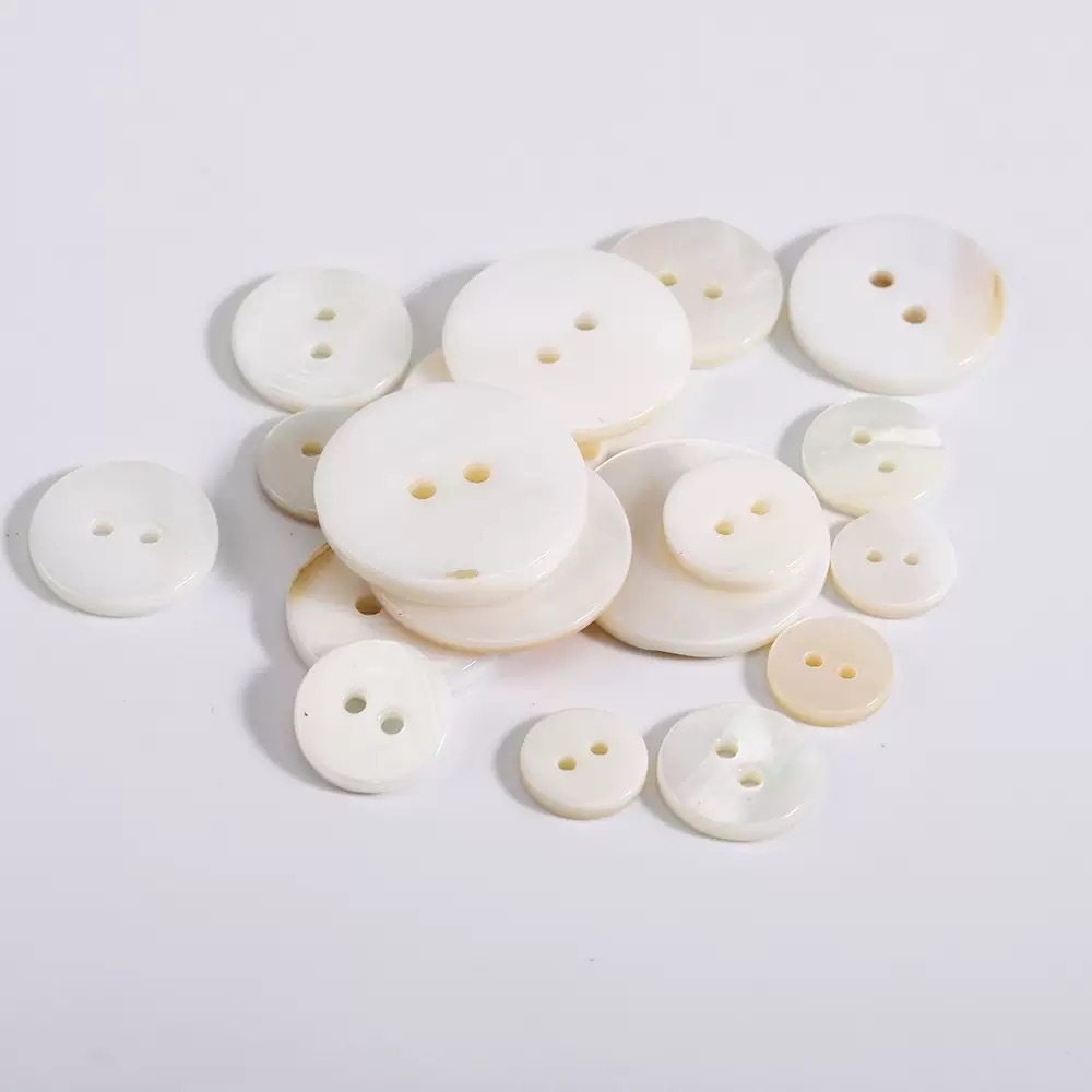 In-Stock River Shell Buttons, Four-Hole High-End Sweater Shirt Buttons, Flat Thin Edge Wide Edge Two-Hole Natural Shell Buttons
