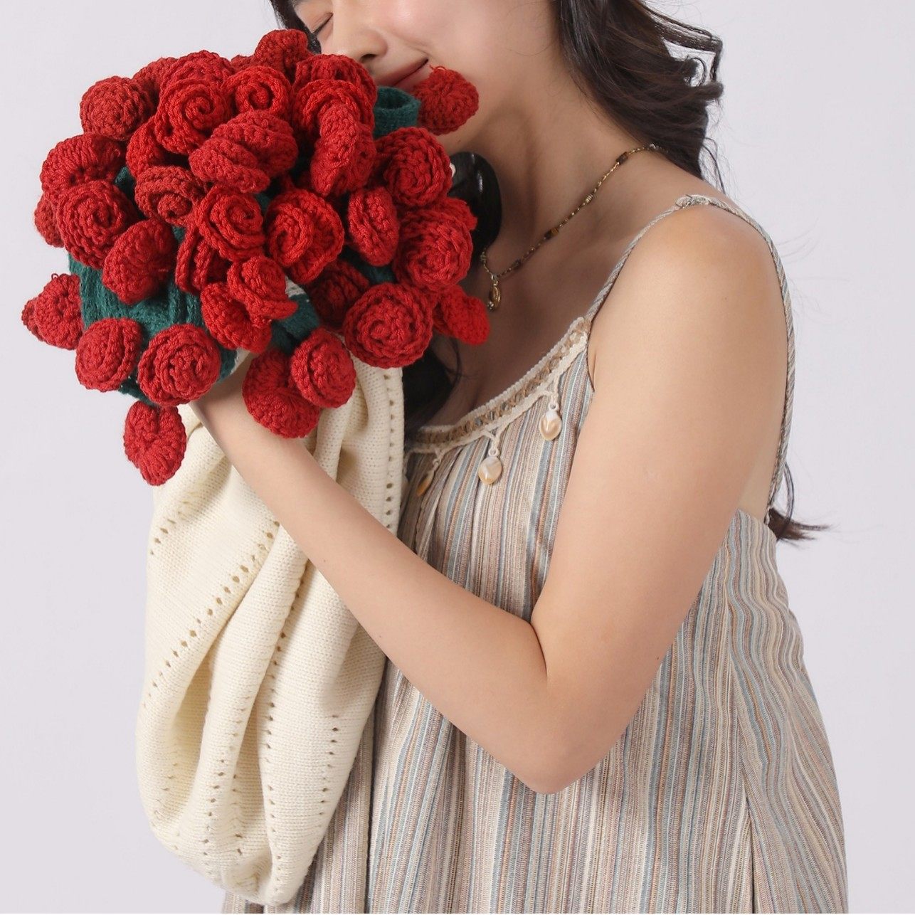 Finished Rose Bouquet Blanket Hand-Knitted Purple Flower Creative Knitted Casual Blanket Valentine's Day Gift for Girlfriend