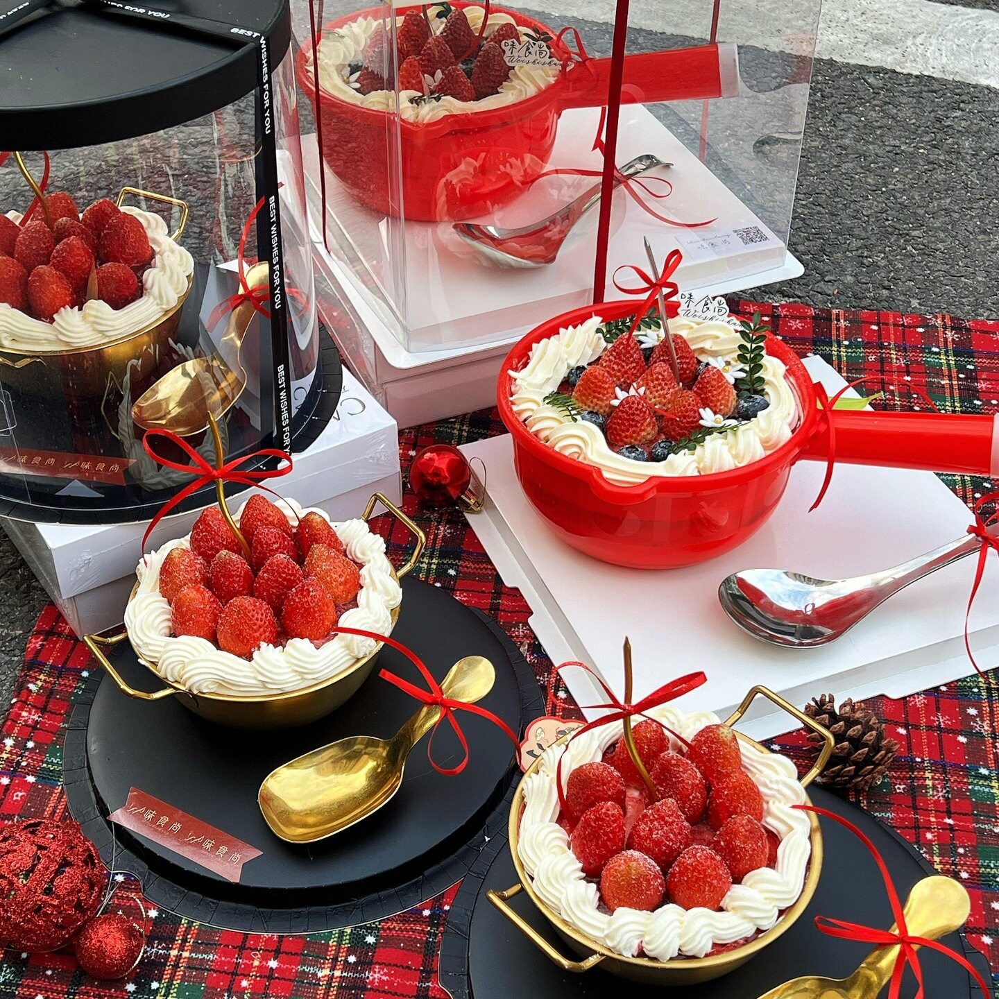 Internet Celebrity Hot Selling Christmas and New Year Stainless Steel Golden Cake Bowl Double-Eared Bowl Strawberry Cake Dessert Baking Decoration