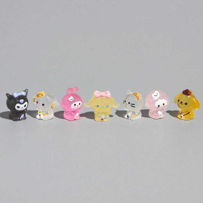 ตุ๊กตาเรซินน่ารัก ลายการ์ตูน Sanrio ขนาดเล็ก เรืองแสง ของตกแต่งโต๊ะทำงานและรถยนต์ งานแฮนด์เมด ชิ้นเล็ก