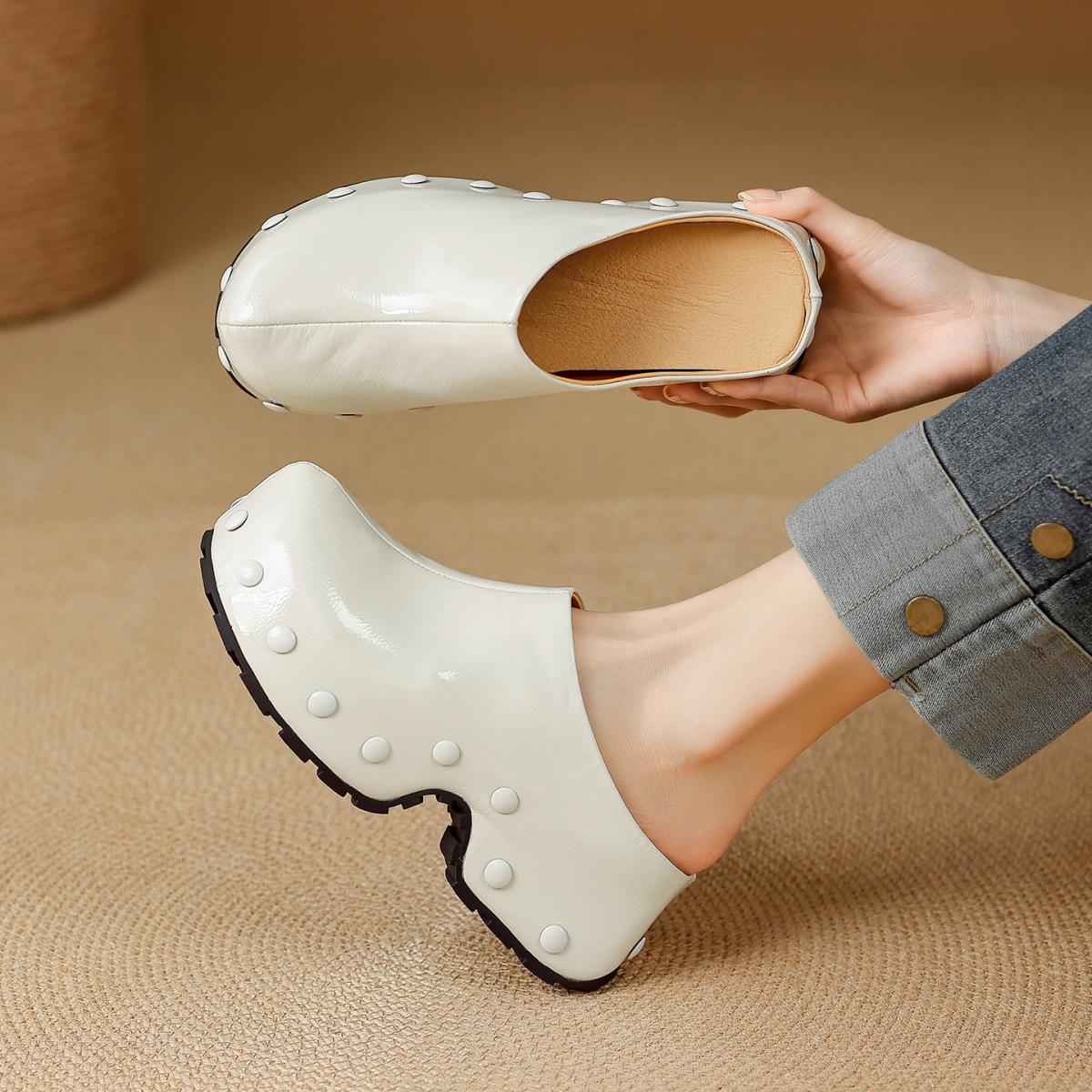 Mule nữ da bò mũi bọc đinh tán đế dày 6cm — màu đen, Màu trắng