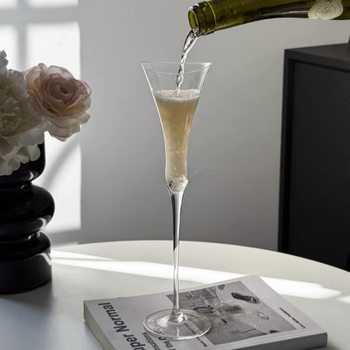 ♔ Good-Looking Girl's Tipsy Wine Glass Design French Lily Champagne Glass Goblet Niche Red Wine Glass