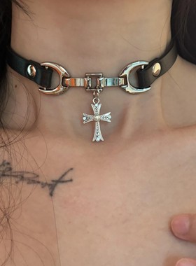 暗黑金属蝴蝶皮质项圈小众级设计感十字架挂件项链choker女饰品