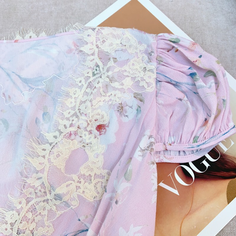 Đầm maxi nữ cổ V tay bồng họa tiết hoa nhí viền ren thắt eo dáng đuôi cá — Hồng đinh hương màu sương mù, tặng kèm áo mặc trong