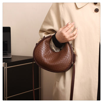 2024 Autumn and Winter New Women's Bag Vintage Woven Handbag Textured Underarm Bag Fashionable Shoulder Crescent Bag Crossbody Bag