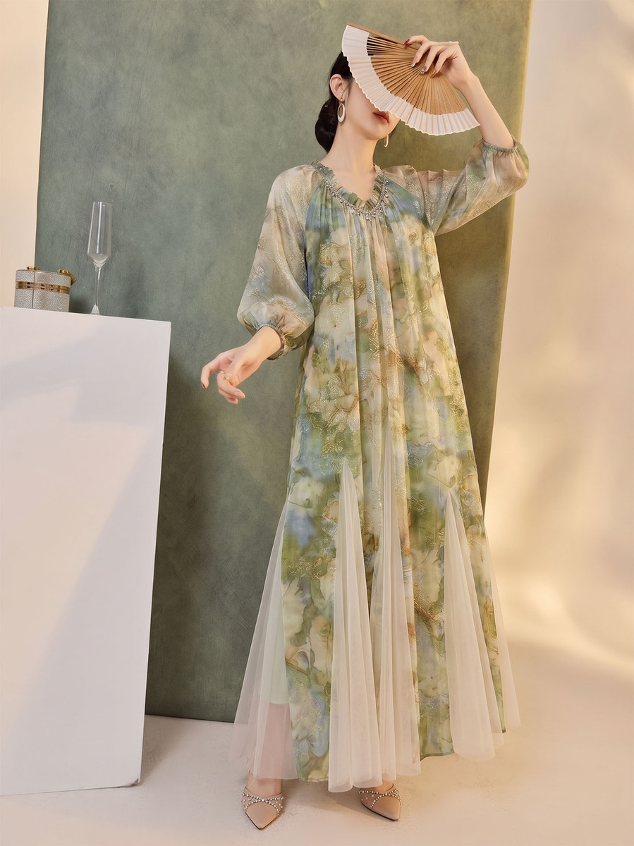 Đầm dài nữ cổ chữ V dáng suông phối họa tiết hoa nhí — Màu trắng ngà, 江南蓝
