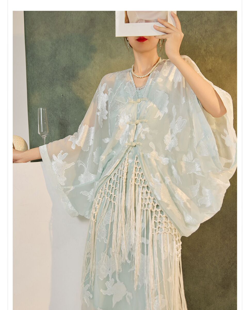 Bộ đầm yếm dài kèm áo cardigan dài tay thêu họa tiết tua rua nữ — Áo cardigan tua rua (giao hàng trong 7 ngày), Áo cardigan tua rua (giao hàng trong ngày), Váy yếm (giao hàng trong 7 ngày), Váy yếm (giao ngay trong ngày)