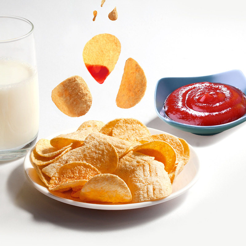 A woman's potato size dip sauce potato chips tomato sauce combination net red casual casual snacks manufacturers wholesale