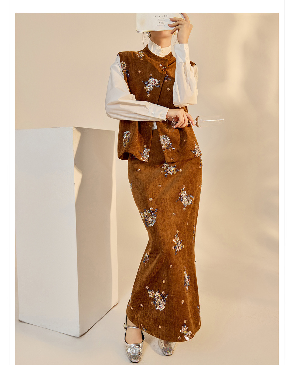 Bộ ba món nữ gồm áo khoác dài tay thêu đính cườm, chân váy chữ A và áo vest — Áo vest đính cườm (giao hàng trong 7 ngày), Áo vest đính cườm (giao hàng trong ngày), Váy thêu cườm (giao hàng trong 7 ngày), Váy thêu cườm (giao hàng trong ngày)