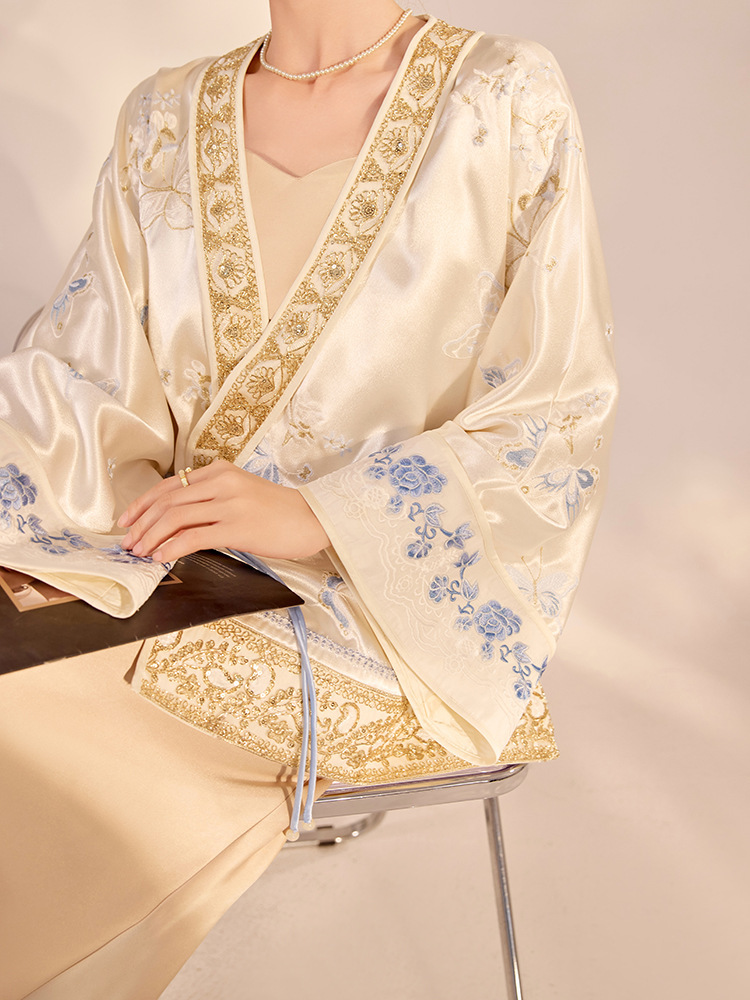 Áo khoác nữ dáng rộng thêu bướm vạt chéo thắt dây phong cách nhẹ sang