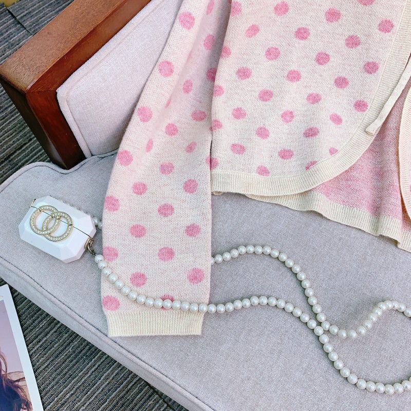 Bộ cardigan dệt kim họa tiết chấm bi kèm chân váy midi — Chân váy, Áo khoác cardigan dệt kim