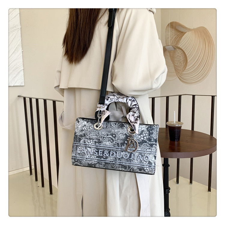 Cross-border high-looking handbag for women new popular niche design Diana bag embroidered shoulder messenger bag 37 undefined