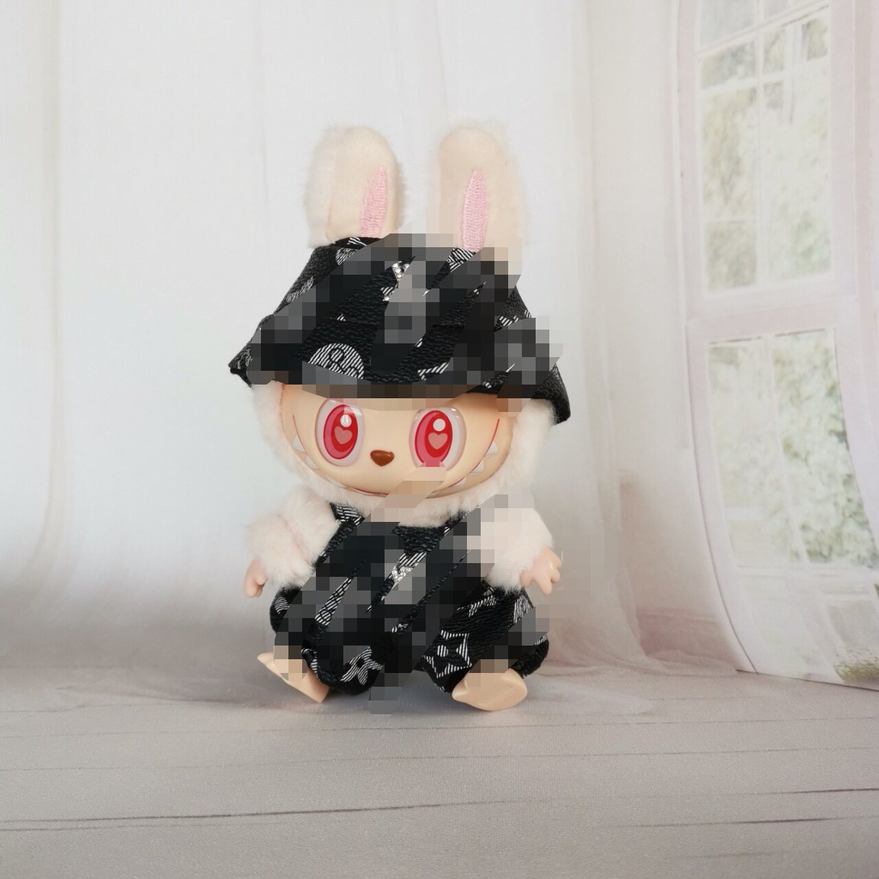 黒の座り姿勢（立った姿勢でも着用可能）