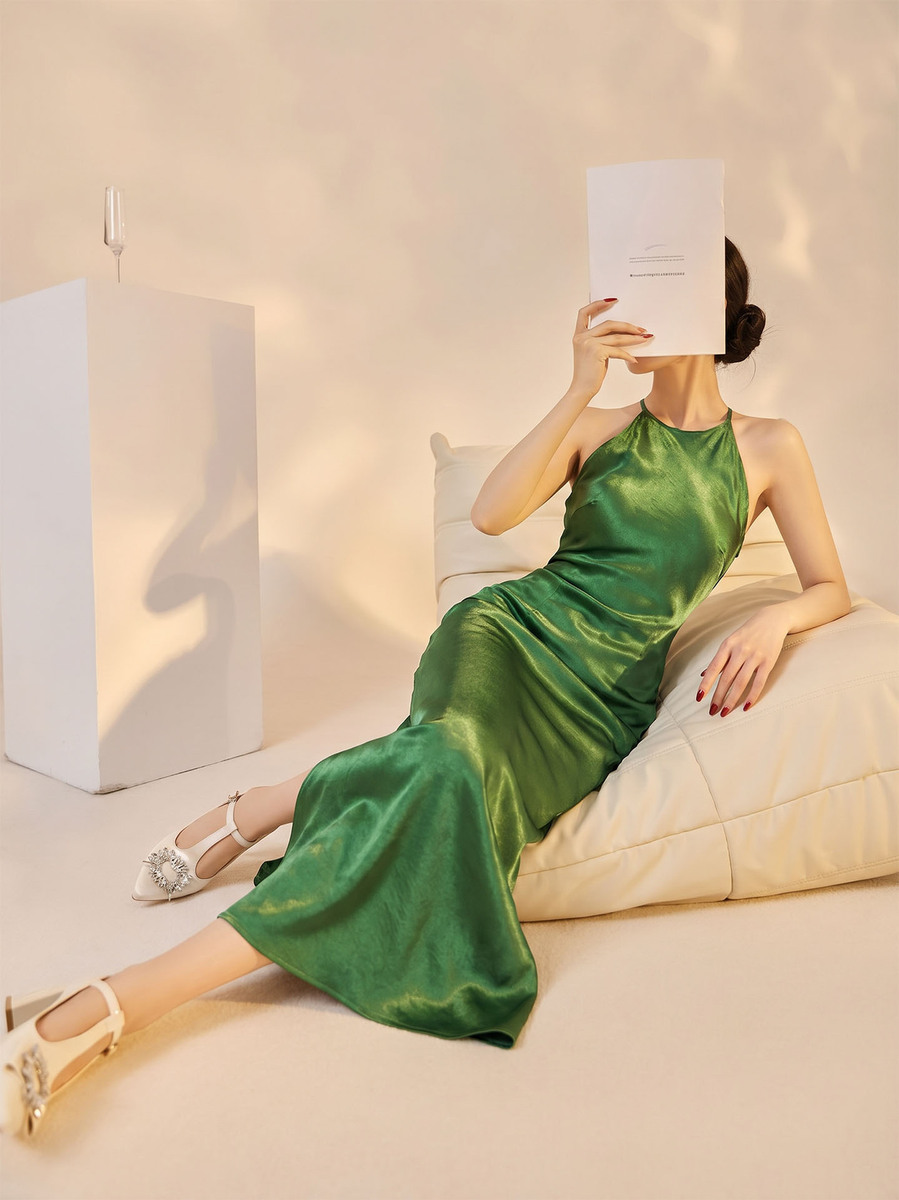 Đầm dài cổ quấn vai trần chất liệu satin bóng nhẹ, chiết eo xếp ly, xẻ tà bên hông tôn dáng — Xanh rêu đậm
